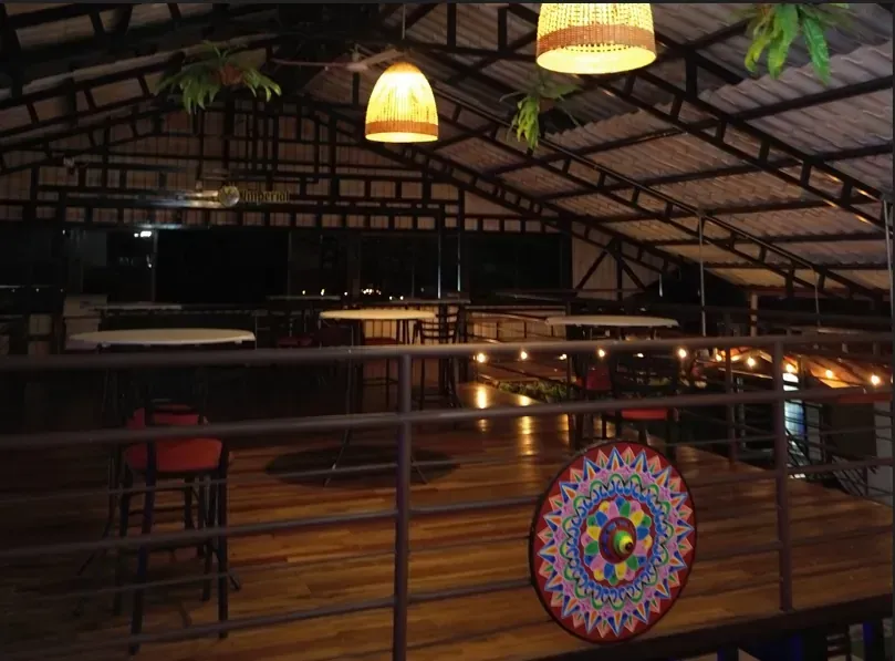 Fachada Restaurante Madera