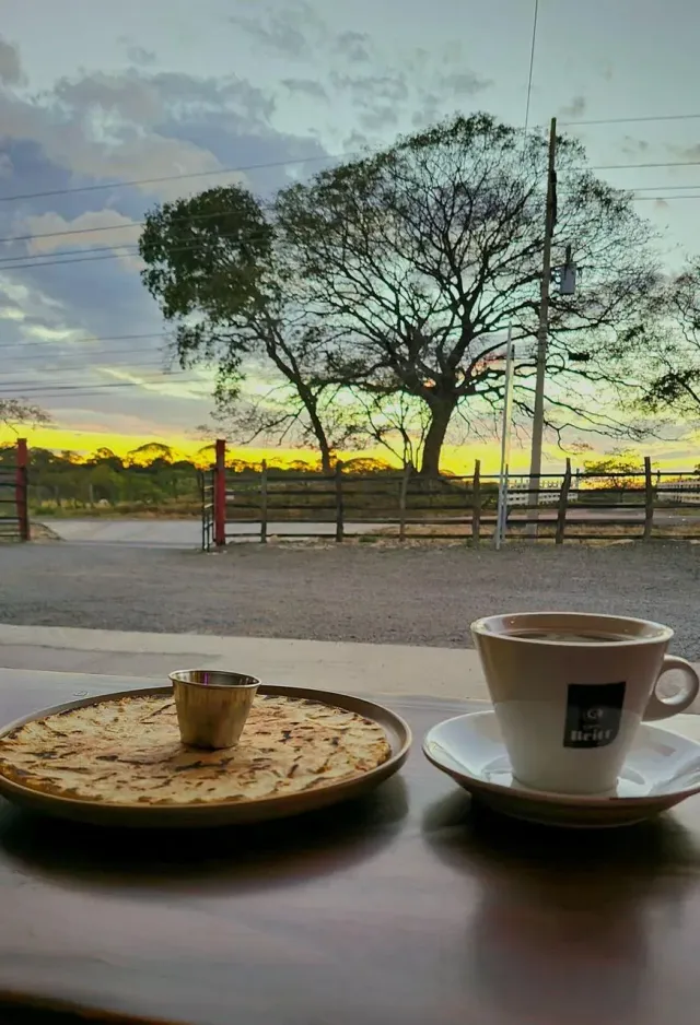 Café y Tortilla con Vista al Atardecer